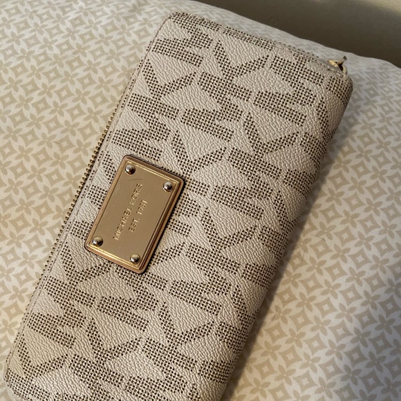 Michael Kors Monogram a Wallet - Picture 1 of 3